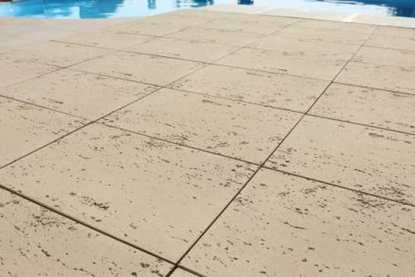Okolie bazéna sa bez kvalitného povrchu nezaobíde
